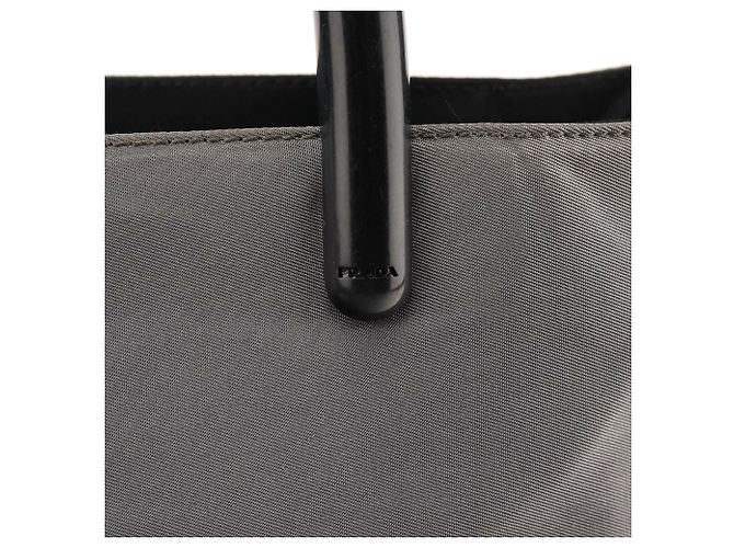 Prada Borsa Tote B8368 in nylon grigio con manici in plastica - vista 6