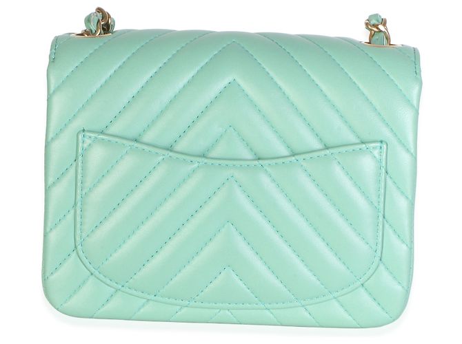 Borsa Mini Square Flap Chanel in pelle d'agnello chevron verde chiaro - vista 2
