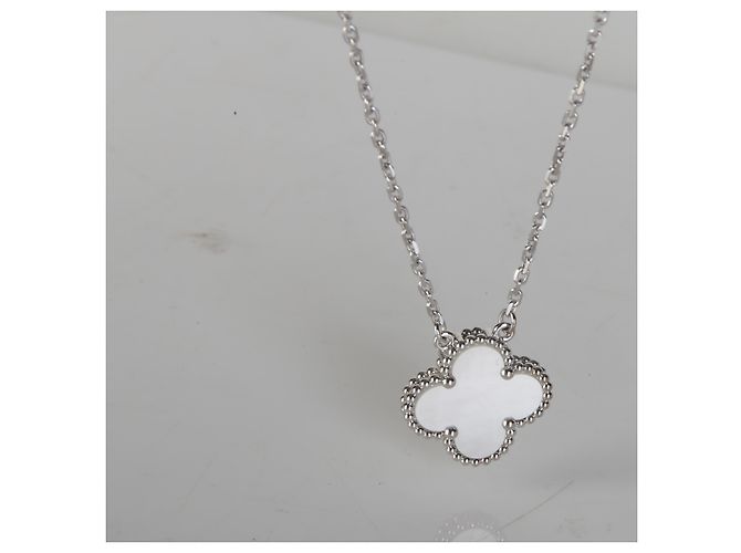 Van Cleef & Arpels Ciondolo Vintage Alhambra in Madreperla e Oro Bianco - vista 5