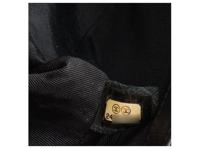 CHANEL - Borsa a tracolla Boy Medium So Black in pelle liscia nera - vista 11
