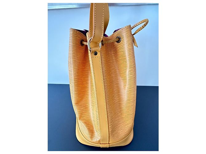 Louis Vuitton Borsa a Secchiello Epi Noe in Pelle Gialla - vista 11