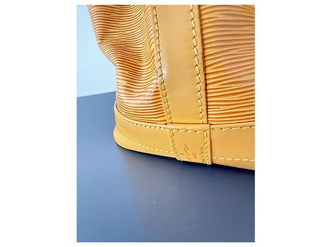 Louis Vuitton Borsa a Secchiello Epi Noe in Pelle Gialla - vista 12