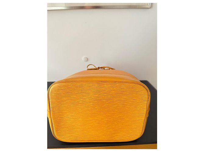 Louis Vuitton Borsa a Secchiello Epi Noe in Pelle Gialla - vista 14