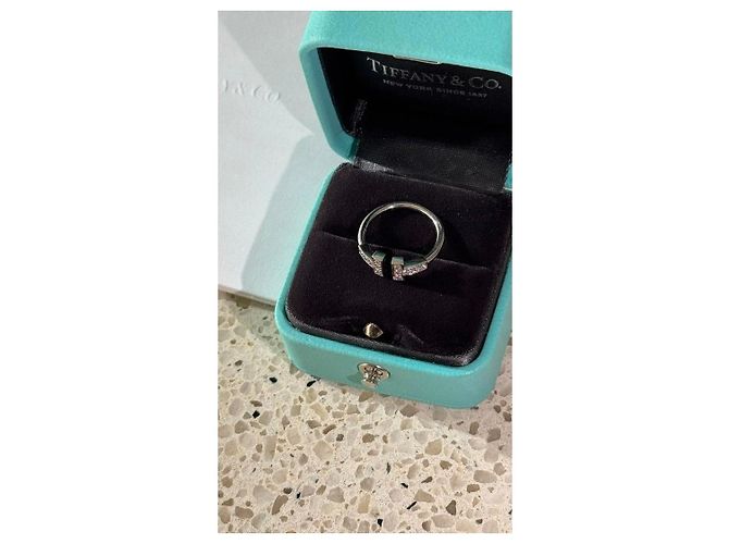 Anello Tiffany & Co. T Wire in oro bianco e diamanti - vista 2