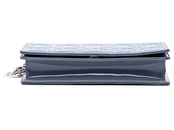 Lady Dior Wallet On Chain aus grauem Lackleder mit Cannage-Steppung Dior - Ansicht 3