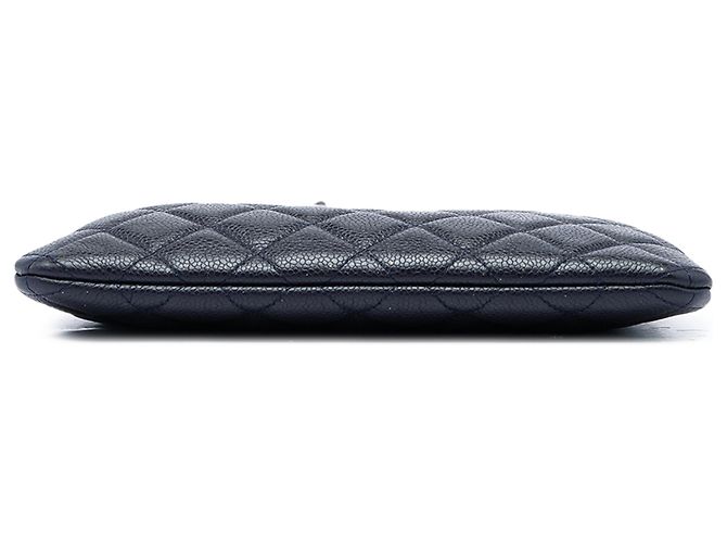 Clutch Chanel Blue Small Quilted Caviar O Case - vista 3