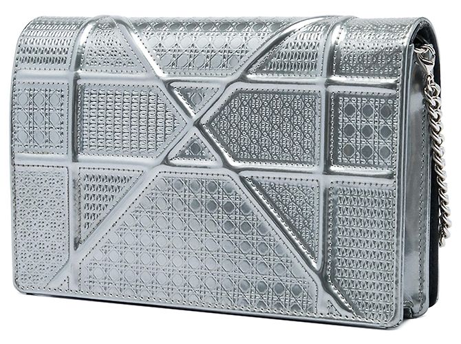 Diorama Wallet on Chain aus silbernem metallischem Lackleder mit Microcannage-Steppung - Ansicht 2