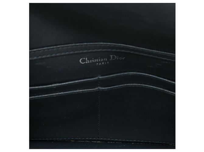 Diorama Wallet on Chain aus silbernem metallischem Lackleder mit Microcannage-Steppung - Ansicht 4