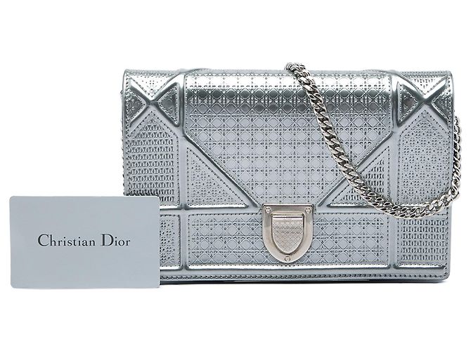 Diorama Wallet on Chain aus silbernem metallischem Lackleder mit Microcannage-Steppung - Ansicht 6