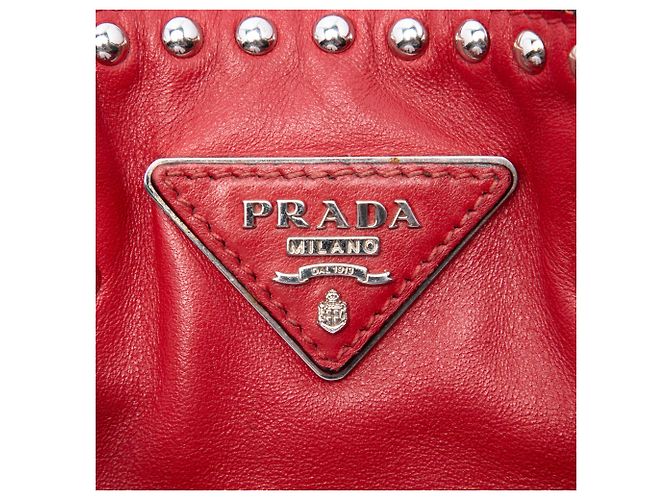 Prada Piccola Borsa Secchiello in Pelle di Vitello Morbida con Borchie Rossa - vista 5