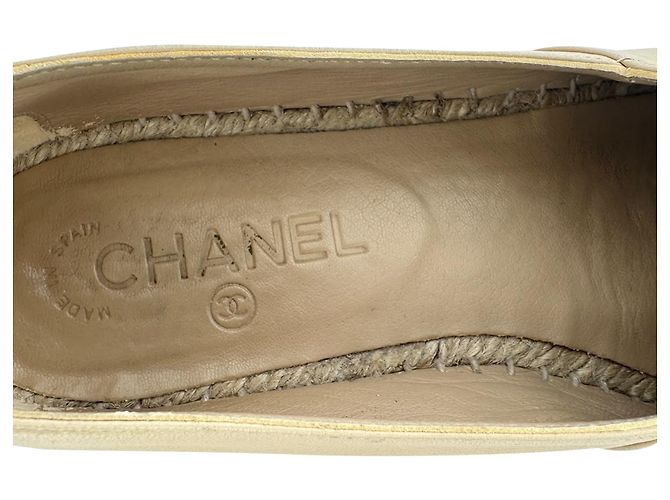 Espadrillas Chanel in pelle beige con logo CC intrecciato - vista 10