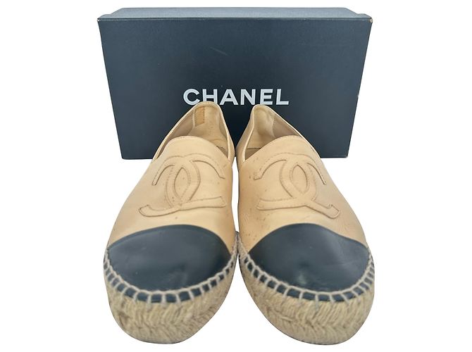 Espadrillas Chanel in pelle beige con logo CC intrecciato - vista 16