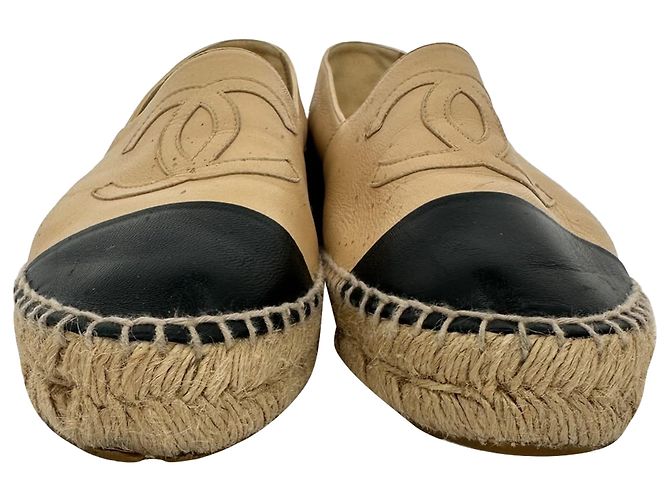 Espadrillas Chanel in pelle beige con logo CC intrecciato - vista 2
