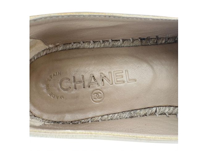 Espadrillas Chanel in pelle beige con logo CC intrecciato - vista 9