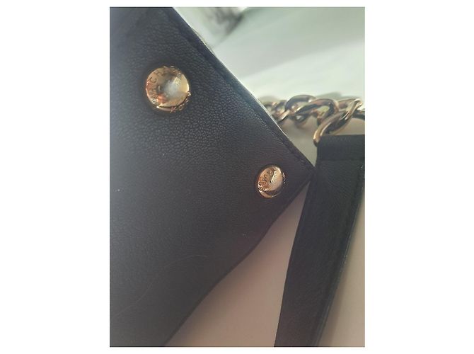 Bolsa Michael Kors em couro preto com ferragens douradas - vista 11