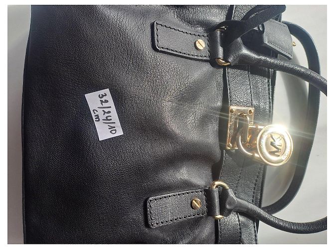 Bolsa Michael Kors em couro preto com ferragens douradas - vista 12