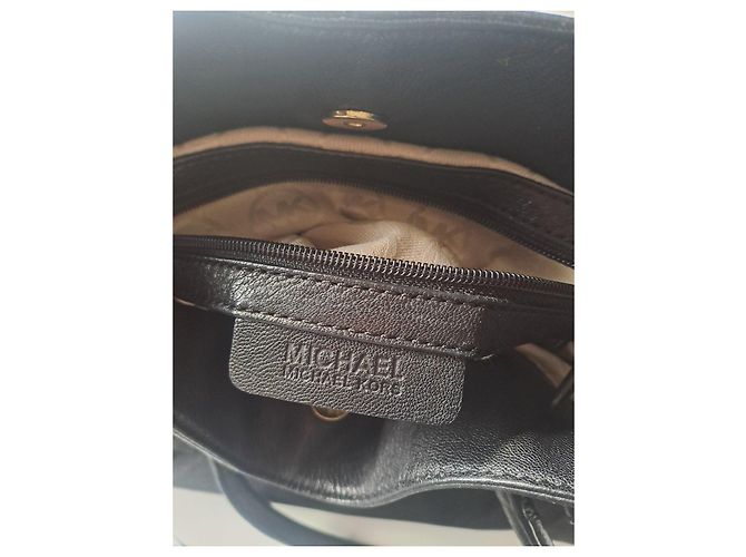Bolsa Michael Kors em couro preto com ferragens douradas - vista 3