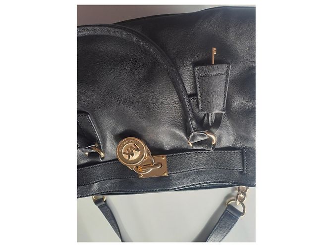 Bolsa Michael Kors em couro preto com ferragens douradas - vista 5
