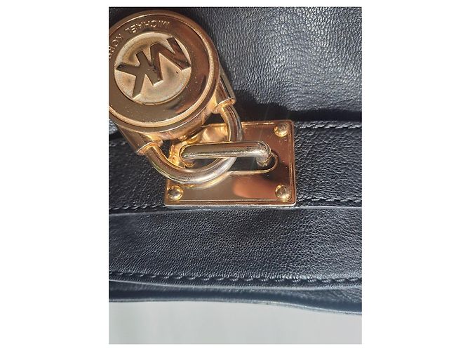 Bolsa Michael Kors em couro preto com ferragens douradas - vista 6