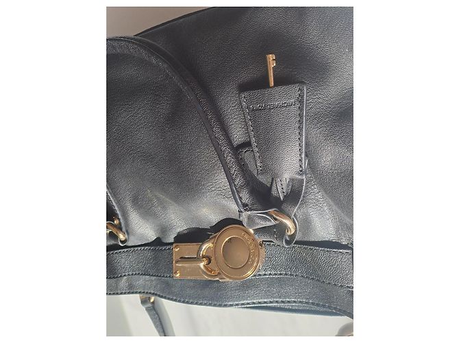Bolsa Michael Kors em couro preto com ferragens douradas - vista 7