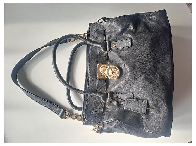 Bolsa Michael Kors em couro preto com ferragens douradas - vista 8