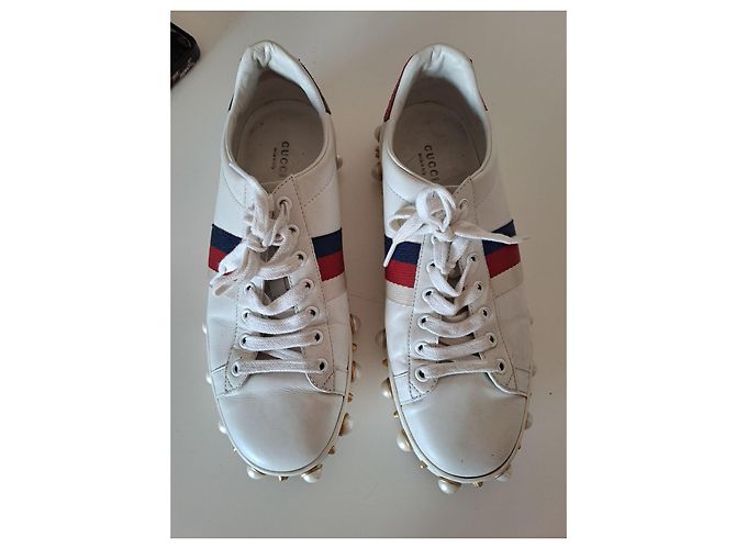 Gucci Sneaker Basse in Pelle Bianca Perle e Borchie - vista 2