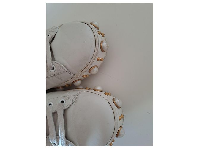 Gucci Sneaker Basse in Pelle Bianca Perle e Borchie - vista 3