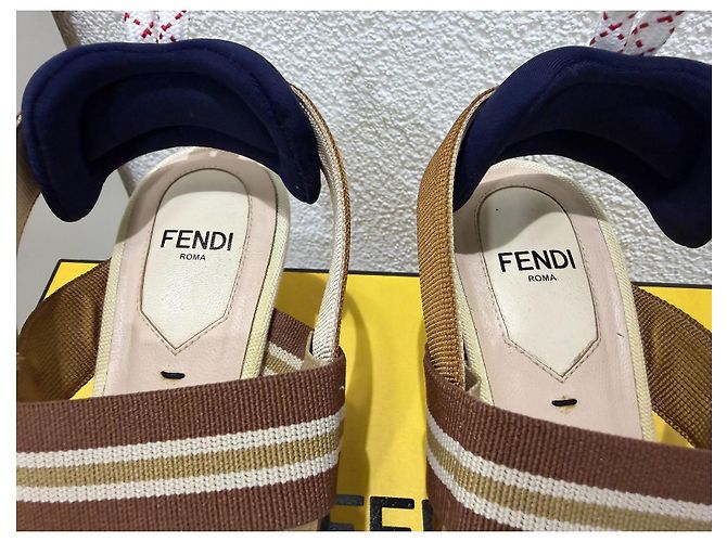 Fendi Colibri Décolleté Slingback Beige Marrone - vista 5