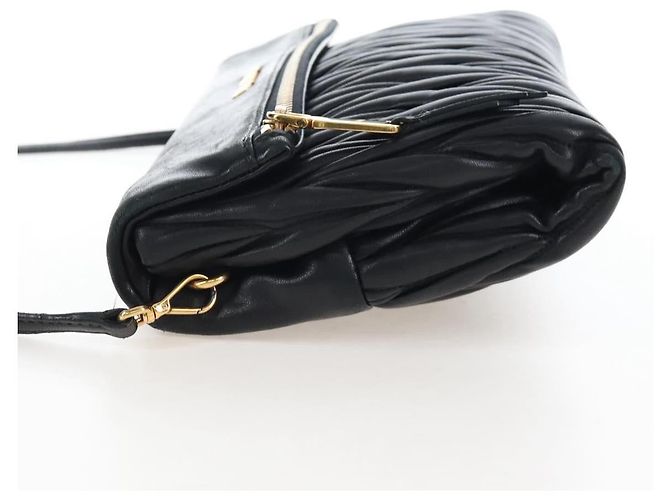 Miu Miu Matelasse Shoulder Bag Leather Black Gold Tone - vista 3