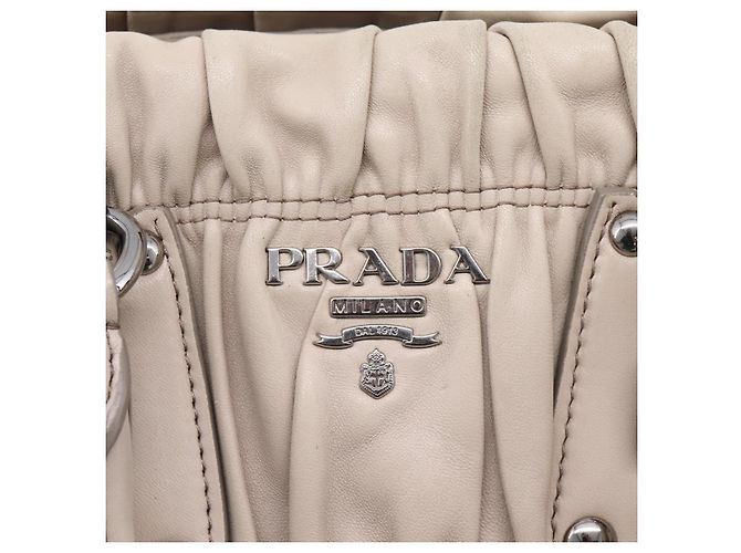 PRADA Geraffte Handtasche aus Leder 2way Grau Silber - Ansicht 21