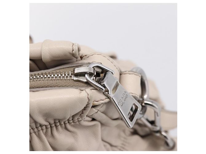 PRADA Geraffte Handtasche aus Leder 2way Grau Silber - Ansicht 25