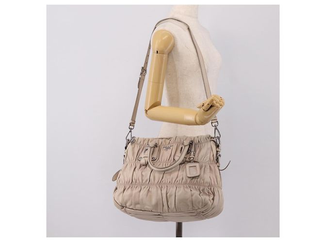 PRADA Geraffte Handtasche aus Leder 2way Grau Silber - Ansicht 31