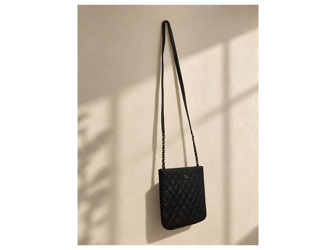 Borsa a tracolla Chanel Uniform in pelle nera matelassé - view 2