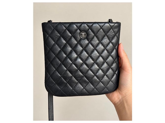 Borsa a tracolla Chanel Uniform in pelle nera matelassé - view 4