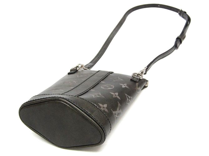 Pouch a Busta Monogram Brushed Louis Vuitton M12074 - vista 3