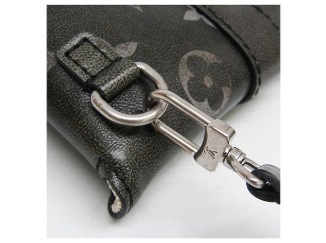 Pouch a Busta Monogram Brushed Louis Vuitton M12074 - vista 9