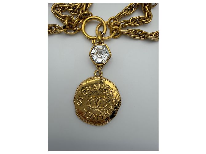 Collana Chanel anni '80 a tripla catena con medaglione e cristalli - vista 2