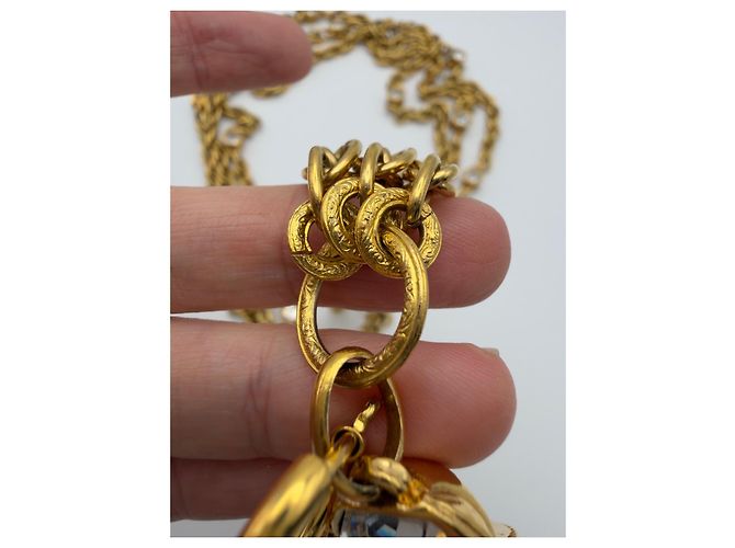Collana Chanel anni '80 a tripla catena con medaglione e cristalli - vista 3