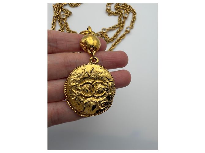 Collana Chanel anni '80 a tripla catena con medaglione e cristalli - vista 4