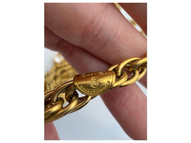 Collana Chanel anni '80 a tripla catena con medaglione e cristalli - vista 5