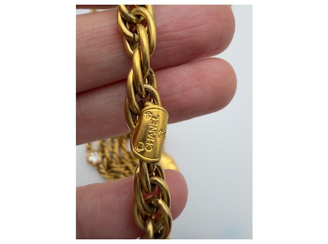 Collana Chanel anni '80 a tripla catena con medaglione e cristalli - vista 6