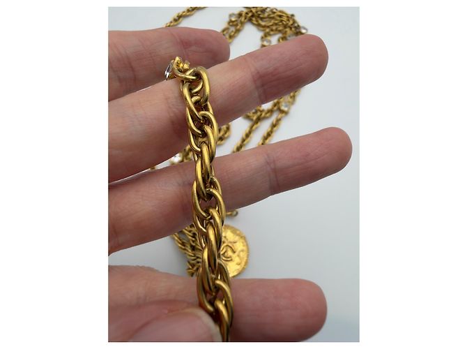 Collana Chanel anni '80 a tripla catena con medaglione e cristalli - vista 7