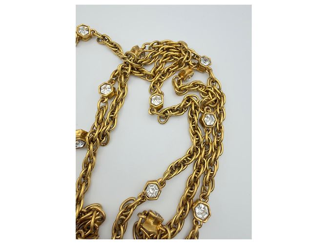 Collana Chanel anni '80 a tripla catena con medaglione e cristalli - vista 9