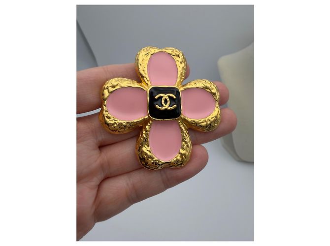 Spilla Chanel Vintage Fiore Rosa e Logo CC Dorato - vista 3