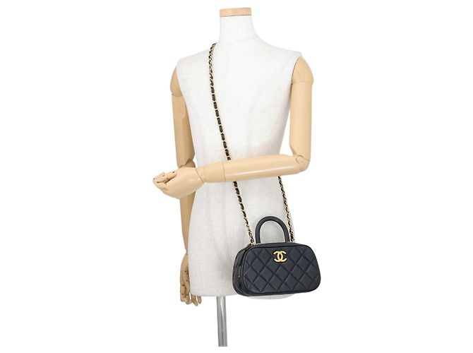 Borsa a mano Chanel Black Matelassé Mini Bowling Coco Mark in pelle - vista 4