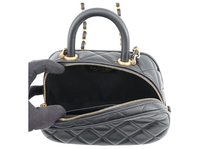 Borsa a mano Chanel Black Matelassé Mini Bowling Coco Mark in pelle - vista 5