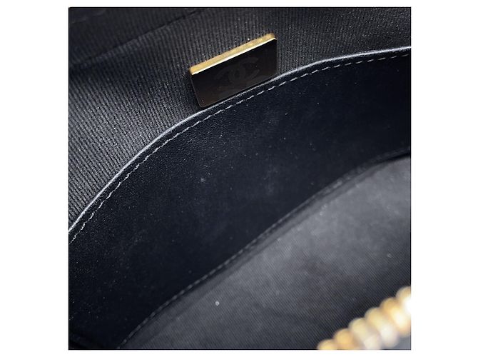 Borsa a mano Chanel Black Matelassé Mini Bowling Coco Mark in pelle - vista 9