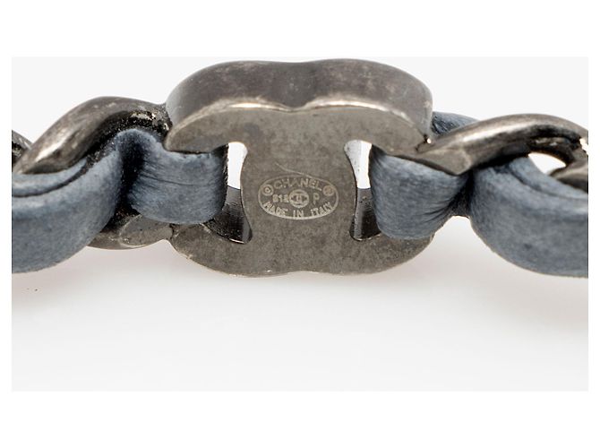 Bangle Chanel in pelle con catena e chiusura CC - vista 3