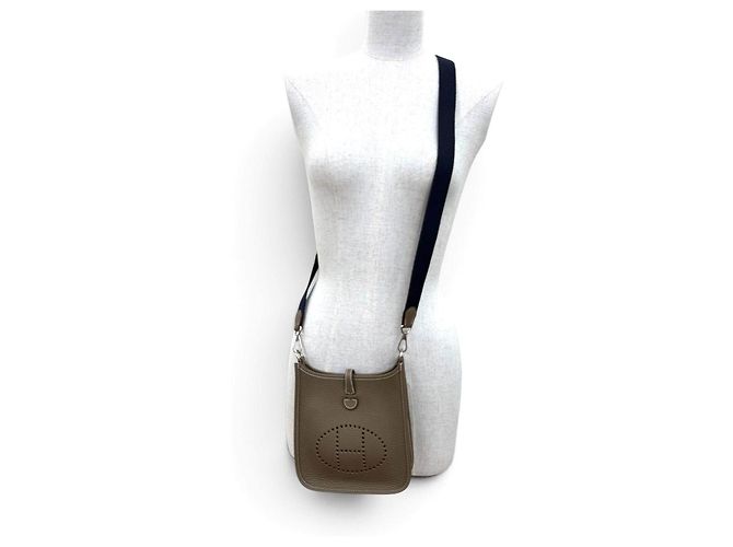 Borsa a tracolla Hermès Evelyne TPM Taurillon Clemence - vista 3