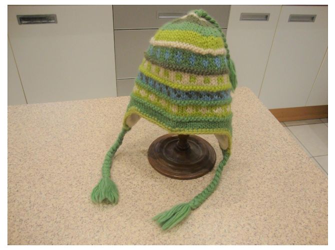 Autre Marque Bonnet en laine tricoté multicolore avec pompons - vue 2